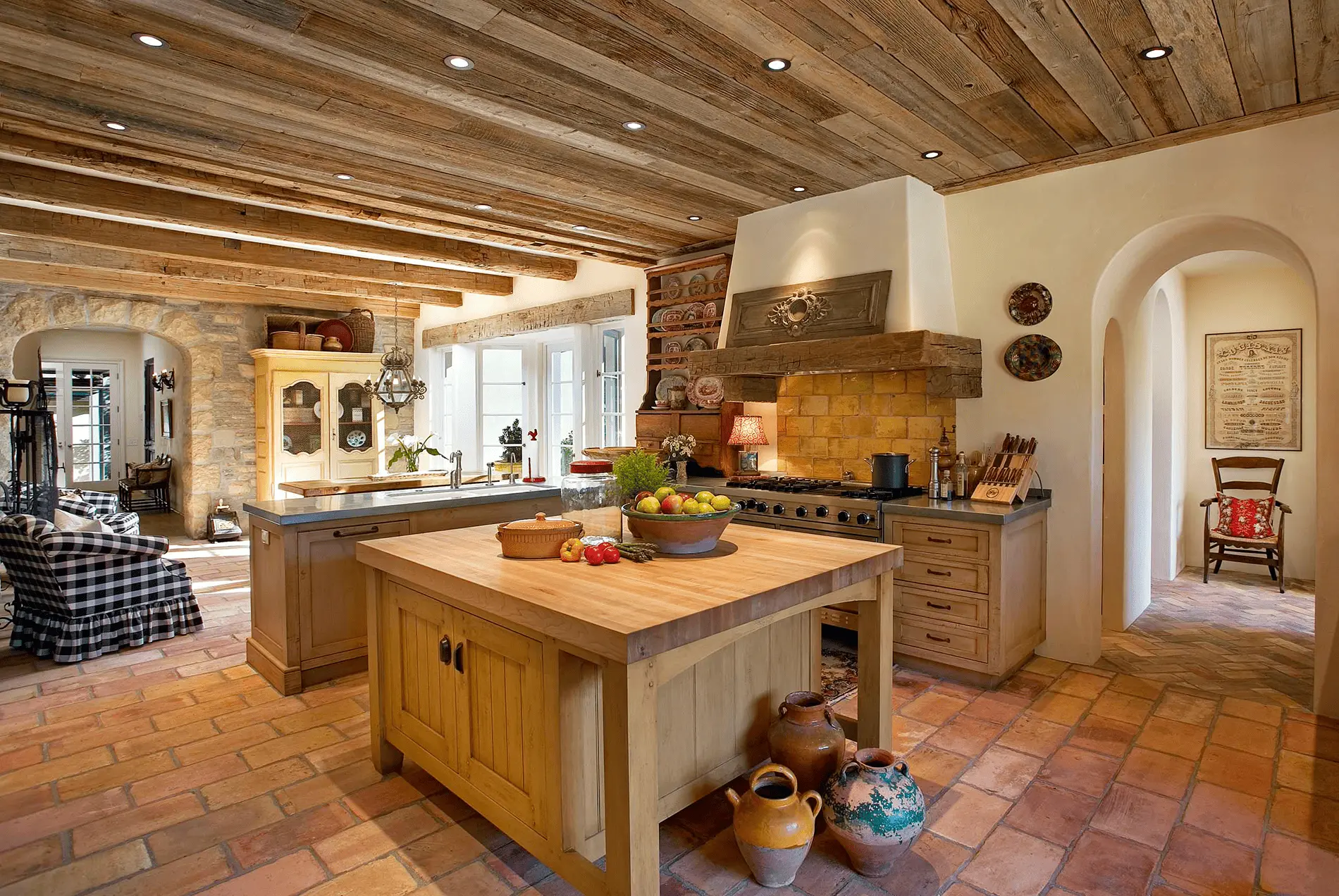 Góc bếp Rustic với tường ốp gạch thẻ, mặt bếp đá tự nhiên và đồ dùng bếp bằng gỗ
