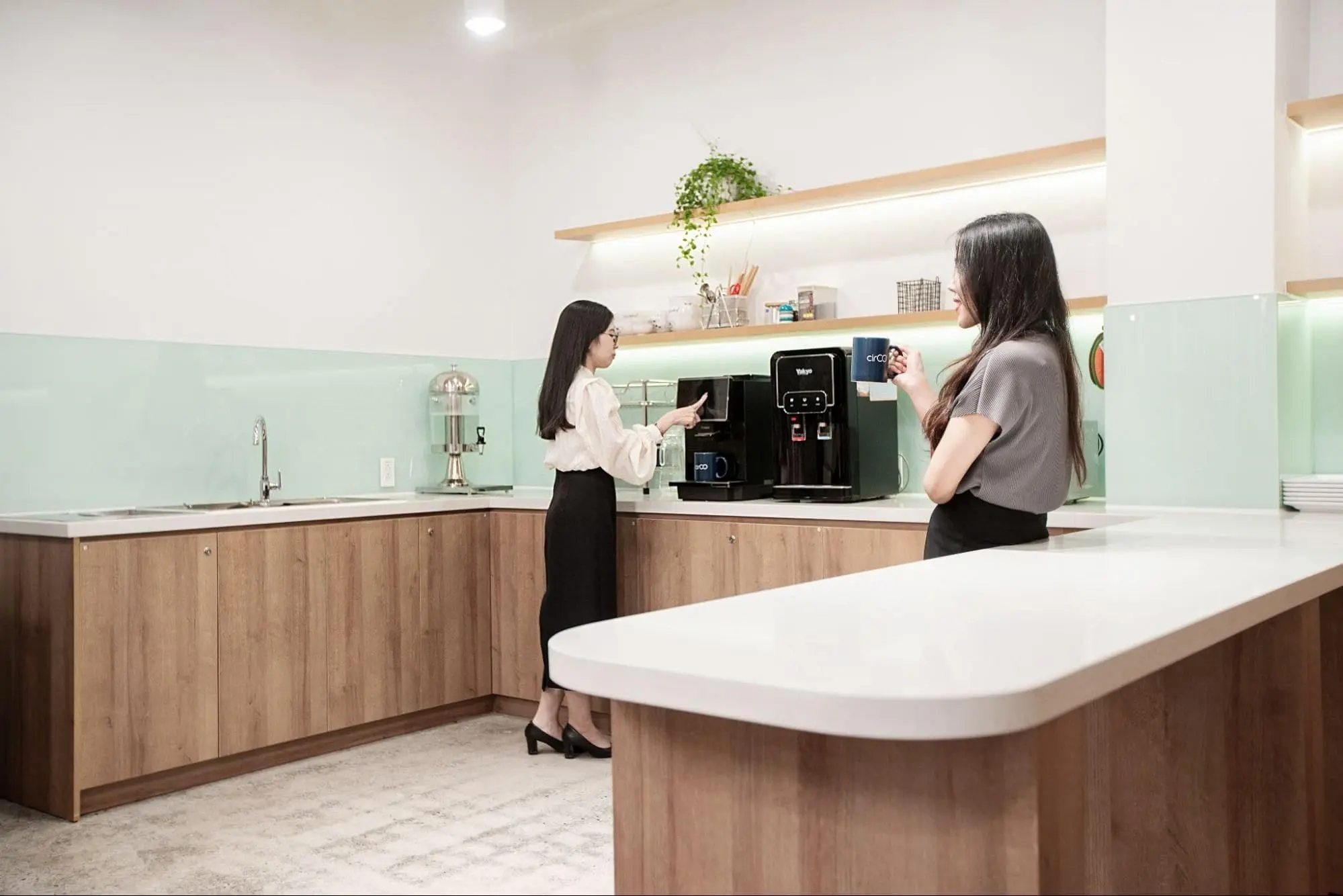 Khu vực bếp và thư giãn được thiết kế mở, tạo không gian thoải mái cho nhân viên nghỉ ngơi và giao lưu