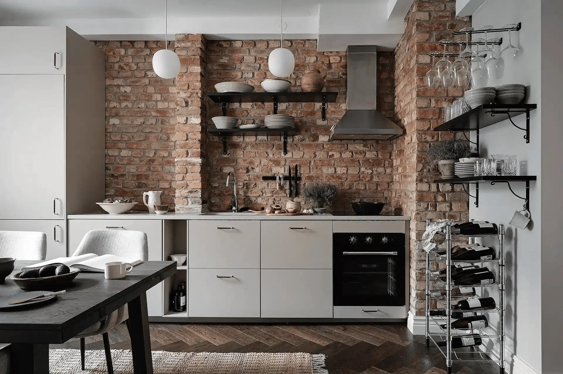 Phòng bếp Rustic với tủ bếp gỗ, mặt bếp đá và tường gạch thẻ.