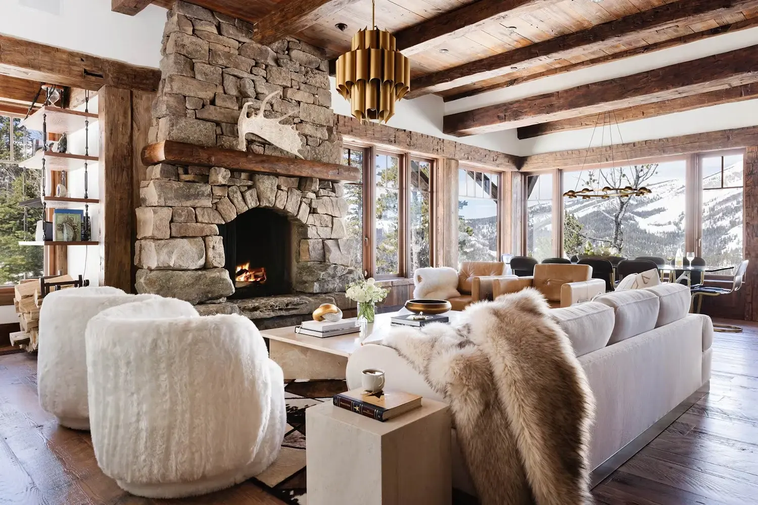 Phòng khách Rustic thể hiện vẻ đẹp mộc mạc và ấm cúng qua vật liệu gỗ thô và ánh sáng dịu nhẹ.