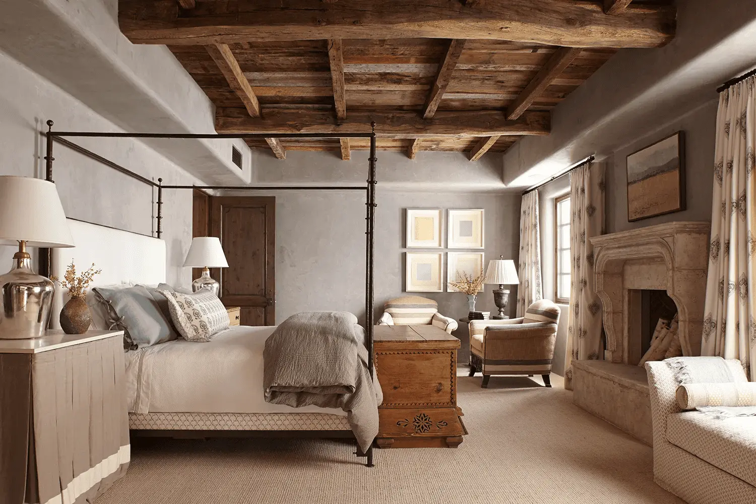 Phòng ngủ Rustic với tông màu be chủ đạo, kết hợp với gỗ và linen tạo cảm giác ấm áp và thư giãn.